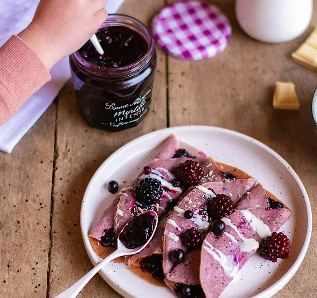 Crêpes violettes à la confiture de Myrtille