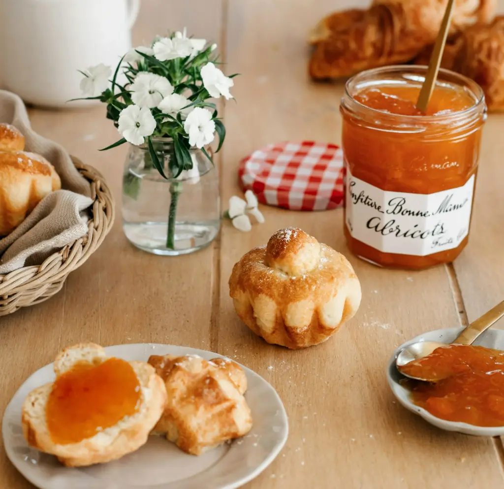 Petites Brioches Parisiennes à la Confiture d’Abricot