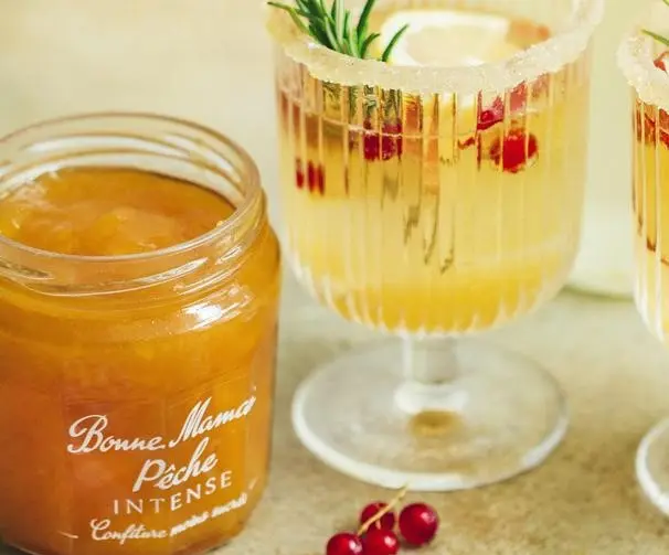 Mocktail à la limonade, confiture de Pêche et au romarin