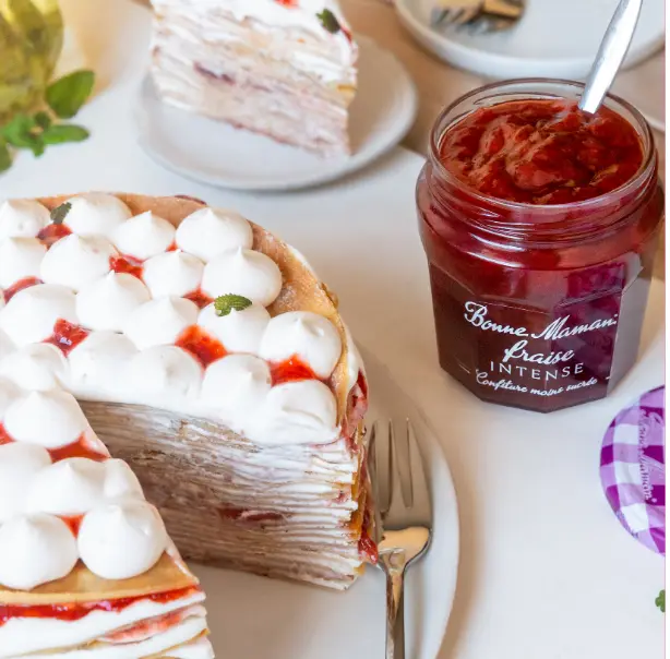 Gâteau de crêpes à la chantilly et à la confiture de fraise Intense