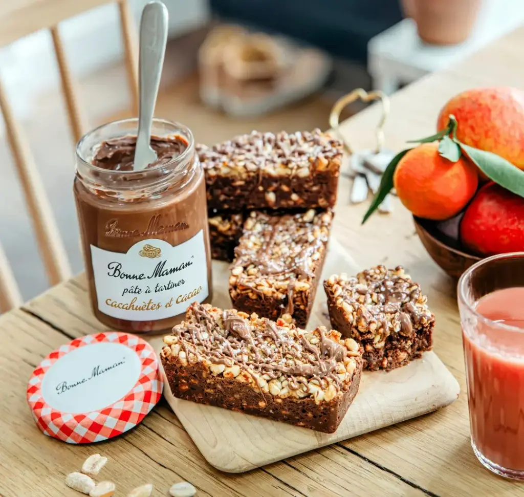 Müsliriegel mit Erdnuss- und Kakaoaufstrich